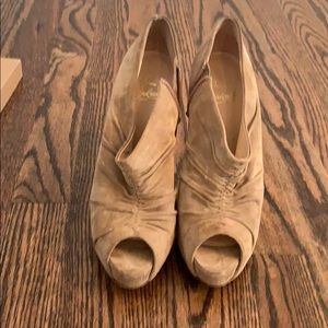 Gorgeous Christian louboutin suede pumps!
